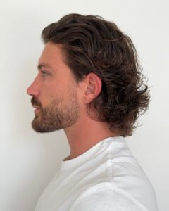 Esse Corte Masculino chegou pra quem quer presença em 2026, um toque clássico, mas ousado no visual, TIMÊ! Ele traz a base do slicked back, quer dizer, penteado e fixado pra trás, mas de um jeito mais solto e moderno.